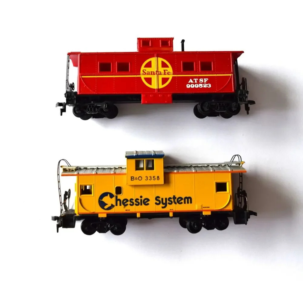 Lot of 2 HO Scale Caboose Cars Santa Fe ATSF 999523 Chessie B&O 3358 Vintage